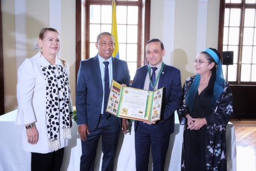 El senador Ëdgar Palacio exhibe el premio otorgado por su labor.